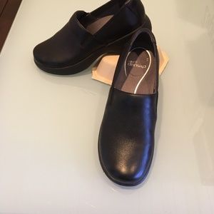 Dansko womens shoes in black leather,  size 40 (US 9.5-10)